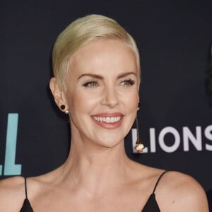 Charlize Theron lors du photocall de la projection du film "Bombshell" à Westwood, le 10 décembre 2019.