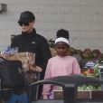 Charlize Theron est allée faire des courses au supermarché Bristol Farms avec ses enfants August et Jackson à Beverly Hills, Los Angeles, le 20 mars 2020.