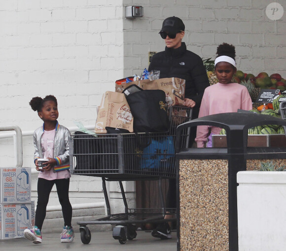 Charlize Theron est allée faire des courses au supermarché Bristol Farms avec ses enfants August et Jackson à Beverly Hills, Los Angeles, le 20 mars 2020.