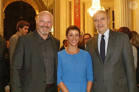 Philippe et sa femme Dominique Etchebest avec Alain Juppé Maire de Bordeaux - Le chef Bordelais Philippe Etchebest inaugure son restaurant "Le 4ème mur" en présence de Alain Juppé sous les galeries de l'opera de Bordeaux, en face du restaurant de son concurrent Gordon Ramsay le 5 octobre 2015.