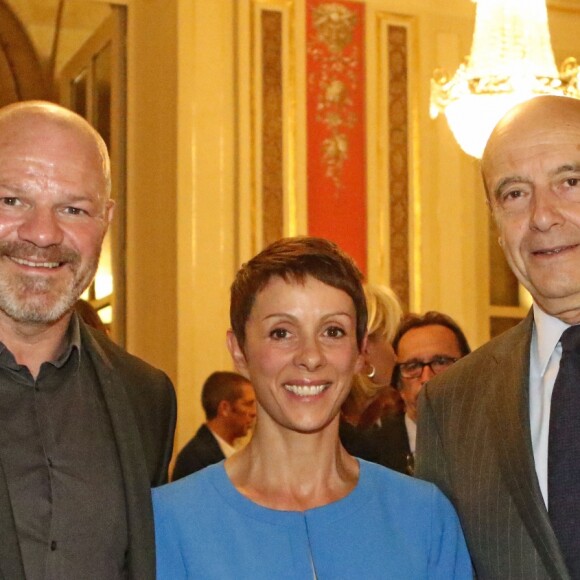 Philippe et sa femme Dominique Etchebest avec Alain Juppé Maire de Bordeaux - Le chef Bordelais Philippe Etchebest inaugure son restaurant "Le 4ème mur" en présence de Alain Juppé sous les galeries de l'opera de Bordeaux, en face du restaurant de son concurrent Gordon Ramsay le 5 octobre 2015.