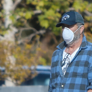 Exclusif - Mel Gibson passe au supermarché Whole Foods à Malibu avec un masque de protection pendant l'épidémie de coronavirus (COVID-19) le 20 avril 2020.