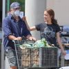 Mel Gibson fait quelques provisions, équipé de son masque de protection, tandis que sa compagne Rosalind Ross enlève le sien en quittant le supermarché "Erewhon" à Calabasas, le 22 avril 2020.