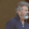 Exclusif - Mel Gibson est allé chercher son fils L. Gerard à une fête privée dans le quartier de Malibu à Los Angeles. Mel se balade pieds-nus! Le 17 novembre 2019.