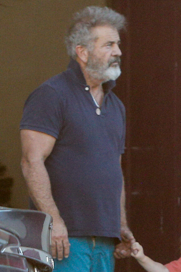 Exclusif - Mel Gibson est allé chercher son fils L. Gerard à une fête privée dans le quartier de Malibu à Los Angeles. Mel se balade pieds-nus! Le 17 novembre 2019.