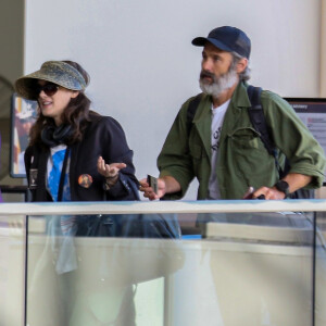 Exclusif - Winona Ryder et son compagnon Scott Mackinlay arrivent à l'aéroport de Los Angeles (LAX), le 21 septembre 2018.