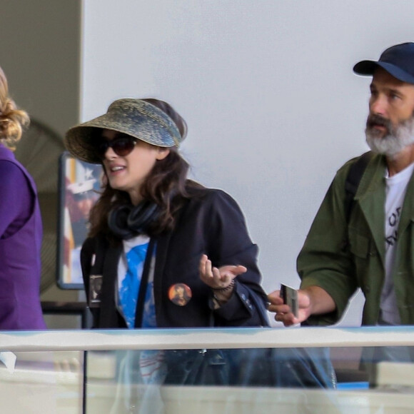 Exclusif - Winona Ryder et son compagnon Scott Mackinlay arrivent à l'aéroport de Los Angeles (LAX), le 21 septembre 2018.