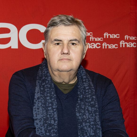 Exclusif - Pierre Ménès - Séance de dédicace du livre Canal Football Club à la Fnac des Champs Elysée à Paris le 15 novembre 2018. © Pierre Perusseau/Bestimage