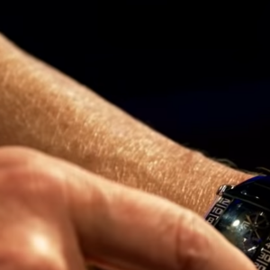 Pierre Ménès dévoile sa montre au prix exorbitant dans "Le QG" de Guillaume Pley - YouTube