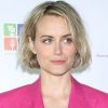 Taylor Schilling porte un ensemble tailleur rose fuchsia pour le photocall de l'évènement "Moves Millennial Forum" au Manhattan Manor à New York, le 9 mai 2019.