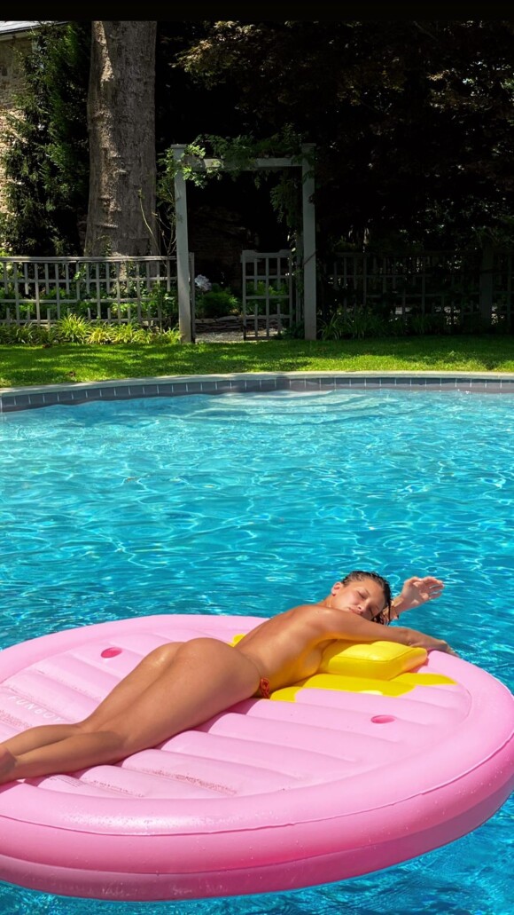 Bella Hadid profite du soleil sur Instagram, le 28 juin 2020.
