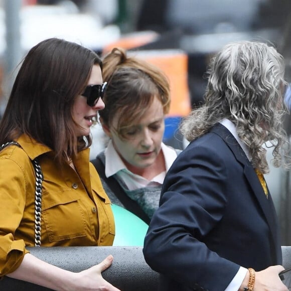 Exclusif - Anne Hathaway porte un tapis de yoga dans les rues du quartier de Upper West Side à New York. Le 10 mars 2020.