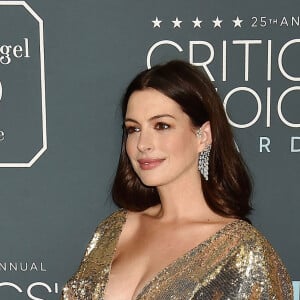 Anne Hathaway - lors de la 25e édition de la soirée des Critics Choice Awards au Barker Hangar à Santa Monica, Los Angeles, Californie, Etats-Unis, le 12 janvier 2020.