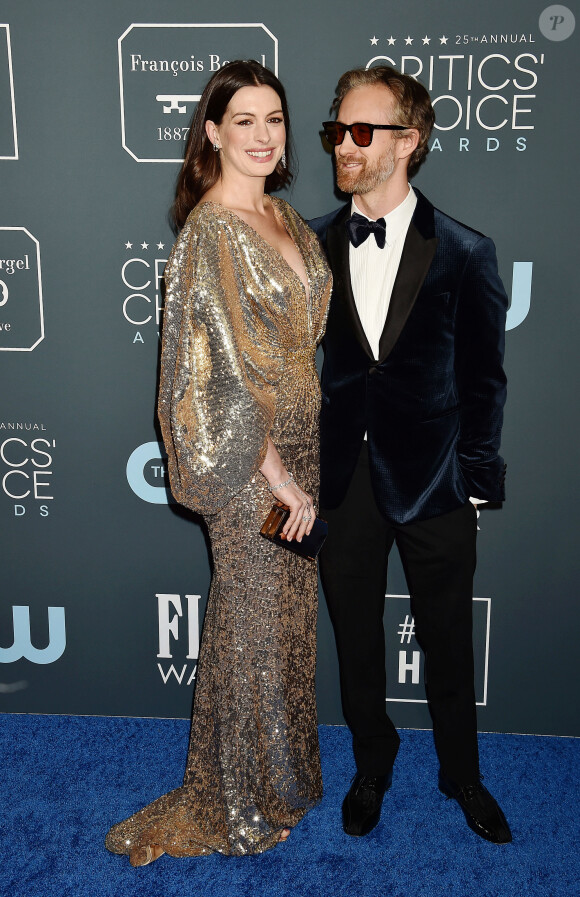 Anne Hathaway et son mari Adam Shulman - lors de la 25e édition de la soirée des Critics Choice Awards au Barker Hangar à Santa Monica, Los Angeles, Californie, Etats-Unis, le 12 janvier 2020.