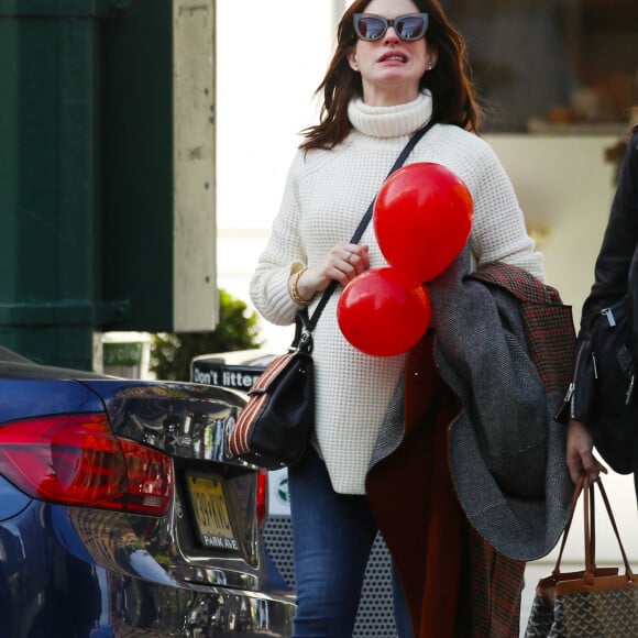 Exclusif - Anne Hathaway, enceinte, se balade avec une amie à New York le 13 octobre 2019.