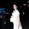 Anne Hathaway (enceinte) arrive à la soirée Museum of Modern Love à New York, le 10 octobre 2019.