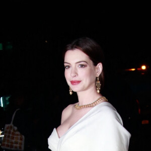 Anne Hathaway (enceinte) arrive à la soirée Museum of Modern Love à New York, le 10 octobre 2019.
