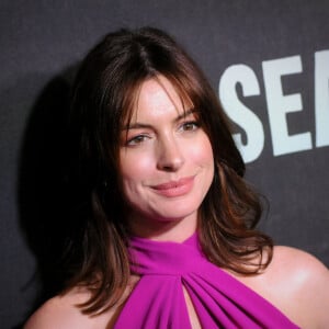 Anne Hathaway (enceinte) lors de la première de la pièce "Sea Wall / A Life" au théâtre Hudson à New York, le 8 août 2019. © Efren Landaos / Zuma Press / Bestimage