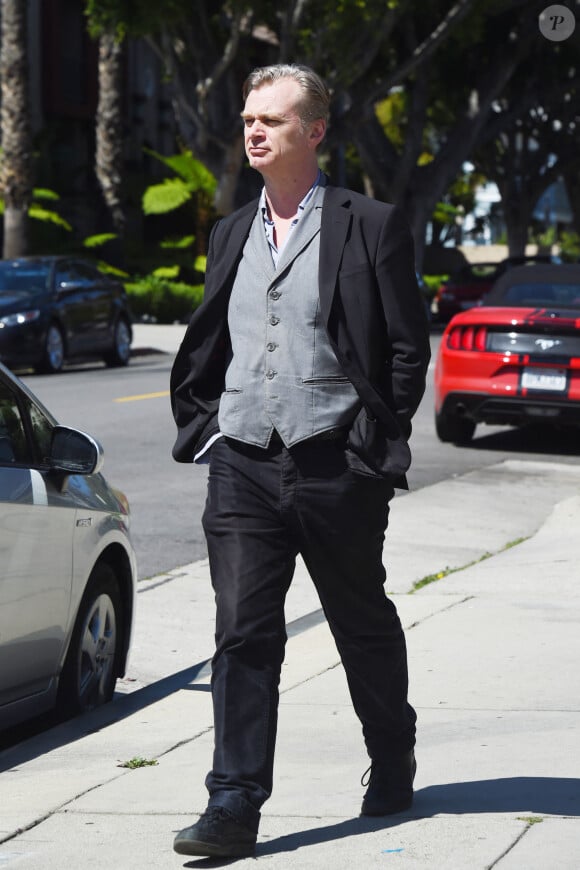 Exclusif - Christopher Nolan se balade les mains dans les poches à Los Angeles pendant l'épidémie de Coronavirus (COVID-19) le 30 mars 2020.