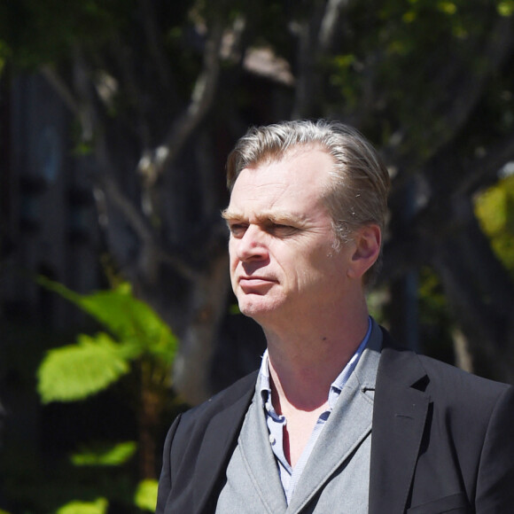 Exclusif - Christopher Nolan se balade les mains dans les poches à Los Angeles pendant l'épidémie de Coronavirus (COVID-19) le 30 mars 2020.