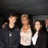 Hermine de Clermont-Tonnerre entre ses enfants, son fils Calixte et sa fille Allegra lors de la réprésentation du nouveau one-woman-show "On the road again" de Chantal Ladesou au Dôme de Paris (Palais des Sports), à Paris, France, le 19 janvier 2020. © Philippe Baldini/Bestimage