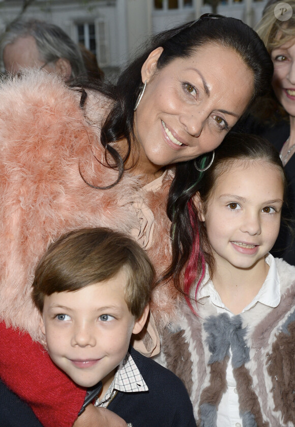 Hermine de Clermont-Tonnerre et ses enfants Allegra et Calixte - Prix de la Closerie des Lilas 2014 à Paris, le 8 avril 2014.