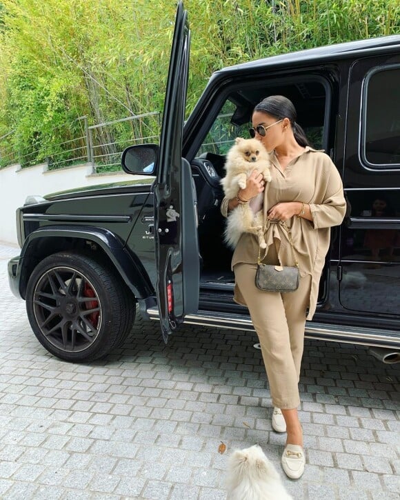Milla Jasmine avec l'un de ses chiens sur Instagram, juin 2020