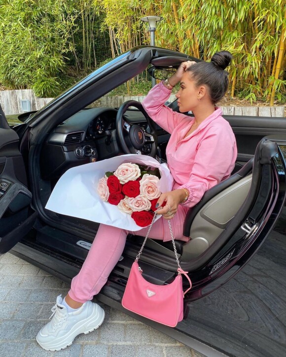 Milla Jasmine avec un bouquet de roses, le 14 juin 2020