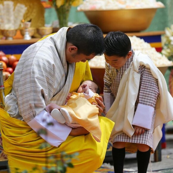 Le roi du Bhoutan Jigme Khesar avec ses deux garçons, sur Instagram, le 30 juin 2020.