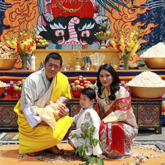 Le roi et la reine du Bhoutan, Jigme Khesar et son épouse Jetsun Pema, avec leurs deux garçons, sur Instagram, le 30 juin 2020.