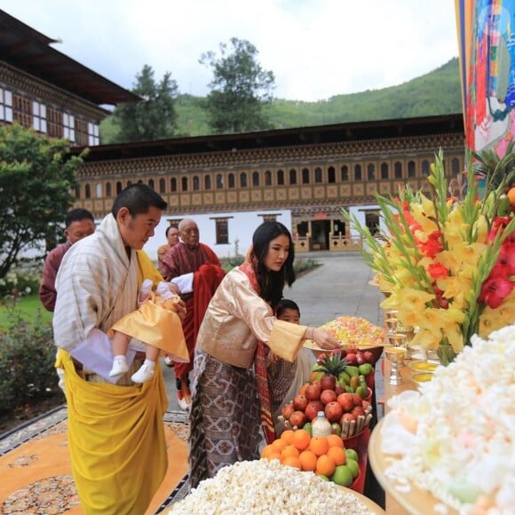 Le roi et la reine du Bhoutan, Jigme Khesar et son épouse Jetsun Pema, avec leurs deux garçons, sur Instagram, le 30 juin 2020.