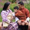 La reine Jetsun Pema et le roi Jigme Khesar Namgyel Wangchuck du Bhoutan présentent leur deuxième enfant, un garçon, né le 19 mars 2020. Sur Instagram, le 31 mai 2020.