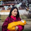 Jigme Khesar Namgyel Wangchuck, le roi du Bhoutan et sa femme Jetsun Pema présentent leur nouveau-né à Thimphou le 16 mars 2016. Le petit prince est né le 5 février 2016. Pour célébrer la naissance du prince dans la tradition bouddhiste, le royaume a planté 108 000 arbres car ils sont considérés comme source de la vie.