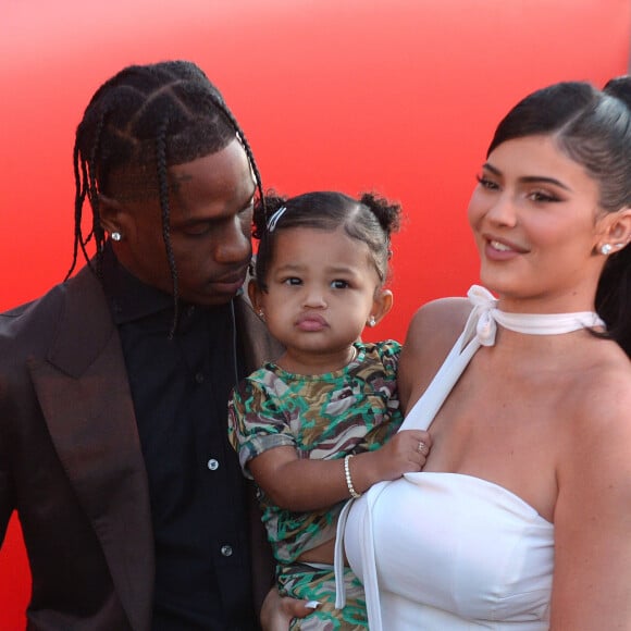 Travis Scott avec sa compagne Kylie Jenner et sa fille Stormi Webster à la première du prochain documentaire de Netflix Look Mom I Can Fly au Barker Hangar dans le quartier de Santa Monica à Los Angeles. Le 27 août 2019.