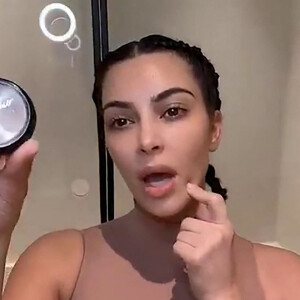 Epidémie de Coronavirus (Covid-19) - Kim Kardashian partage sa routine beauté de confinement 'My Work from Home Beauty Routine Using @KKW Beauty'avec sa ligne de produits. 10/04/2020 - Los Angeles