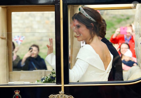 La princesse Eugenie et son mari Jack Brooksbank partent en calèche après leur cérémonie de mariage au château de Windsor le 12 octobre 2018.