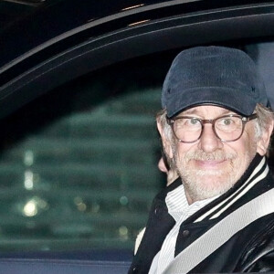 Exclusif - Steven Spielberg quitte le restaurant "Nobu" à Malibu avec sa famille, le 20 octobre 2019. Après le dîner, Steven Spielberg a pris le temps de prendre quelques photos avec les siens avant de rejoindre sa voiture. Merci de flouter le visage des enfants avant publication.