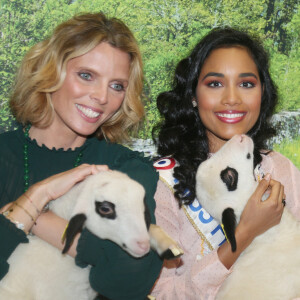 Sylvie Tellier et Clémence Botino, Miss France 2020, en visite au Salon de l'agriculture à Paris. Le 26 février 2020 © Panoramic / Bestimage 26/02/2020 - Paris