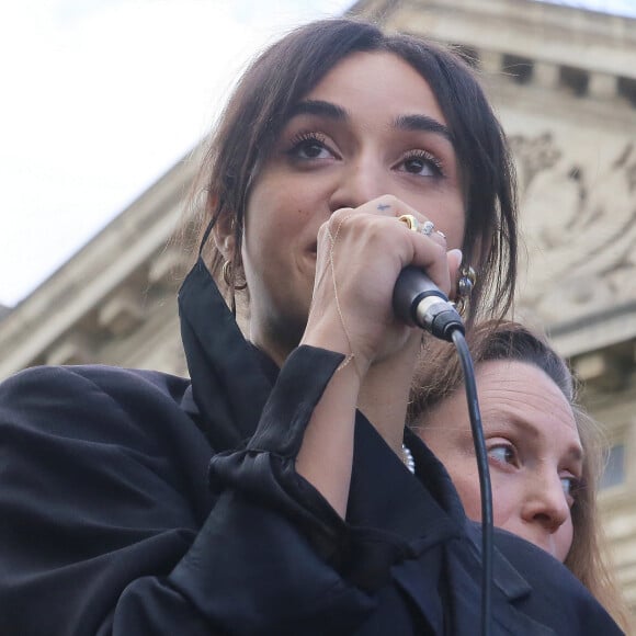 Camélia Jordana lors d'une manifestation contre le racisme et les violences policières place de la République à Paris le 9 juin 2020. © Panoramic / Bestimage