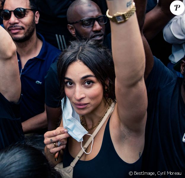 Camélia Jordana - People à la manifestation de soutien à Adama Traoré devant le tribunal de Paris le 2 juin 2020. Environ 20.000 personnes ont participé mardi soir devant le tribunal de Paris à un rassemblement interdit, émaillé d'incidents, à l'appel du comité de soutien à la famille d'Adama Traoré, jeune homme noir de 24 ans mort en 2016 après son interpellation. © Cyril Moreau / Bestimage