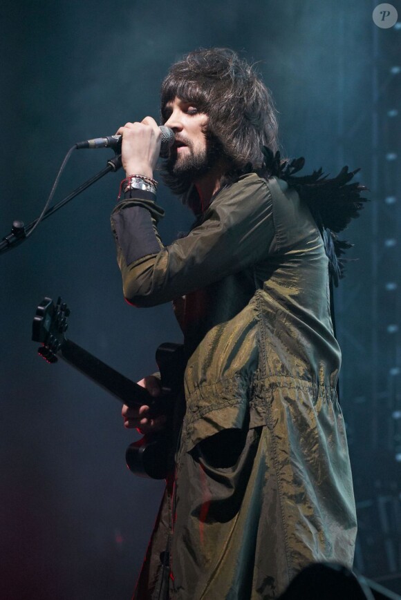 Kasabian en concert à l'O2 Arena de Londres, le 14 décembre 2011. Ici le guitariste Serge Pizzorno.