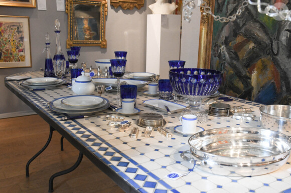 Exclusif - La collection bleue de Michou sera vendue aux enchères à l'hôtel Artcurial de Paris, France, le 5 juillet 2020. Le 10 juillet 2020, Artcurial mettra aux enchères la collection du célèbre directeur du cabaret. © Coadic Guirec/Bestimage