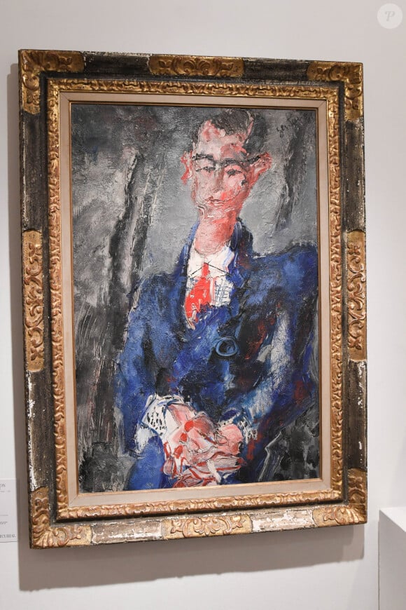 Exclusif - La collection bleue de Michou sera vendue aux enchères à l'hôtel Artcurial de Paris, France, le 5 juillet 2020. Le 10 juillet 2020, Artcurial mettra aux enchères la collection du célèbre directeur du cabaret. © Coadic Guirec/Bestimage