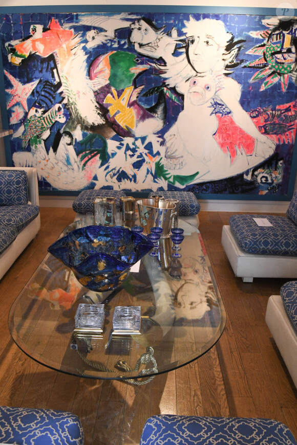 Exclusif - La collection bleue de Michou sera vendue aux enchères à l'hôtel Artcurial de Paris, France, le 5 juillet 2020. Le 10 juillet 2020, Artcurial mettra aux enchères la collection du célèbre directeur du cabaret. © Coadic Guirec/Bestimage