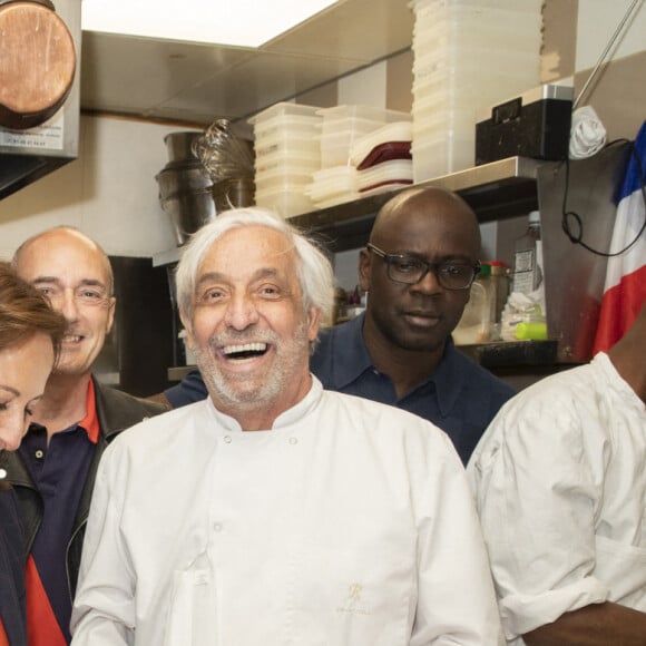 Exclusif - Clémence Guerrand, Kareen Guiock, Ségolène Royal, Gilles Muzas, Gérard Idoux et Lilian Thuram - Au restaurant Le Récamier dirigé par le chef Gérard Idoux est inaugurée la première des "déjeuners d'étés. Gilles Muzas, véritable homme orchestre en est l'initiateur. Le 6 Juillet 2020. © Jack Tribeca / Bestimage