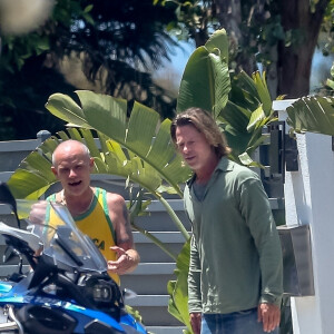 Exclusif - Brad Pitt sort devant son domicile pour voir la nouvelle moto du musicien Flea à Malibu le 24 mai 2020.