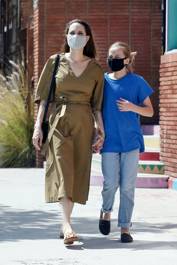 Exclusif - Angelina Jolie fait du shopping avec sa fille Vivienne Marcheline Jolie-Pitt à Los Angeles le 3 juillet 2020.