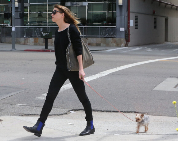 L'actrice Amber Heard avec son chien à Los Angeles, le 30 avril 2013.