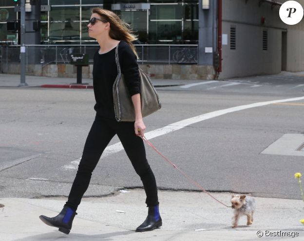 L'actrice Amber Heard avec son chien à Los Angeles, le 30 avril 2013.