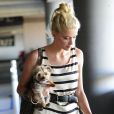 Amber Heard et son chien à Los Angeles en 2012.